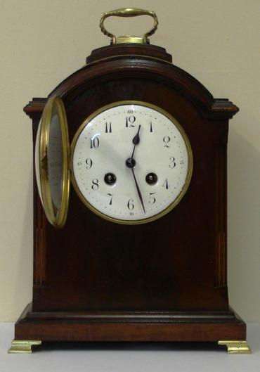 French 8 day gong striking spring driven pendulum minature style bracket clock circa 1900 by Japy Freres. Stained oak and mahogany case with brass inlay and gilt brass bracket feet and handle. Brass bezel with convex chamfered glass over white enamel dial with black arabic hours and outer minutes track, and black steel hands. Brass drum movement stamped 'Japy Freres' and 'Medaille d'Honneur' and numbered #1600