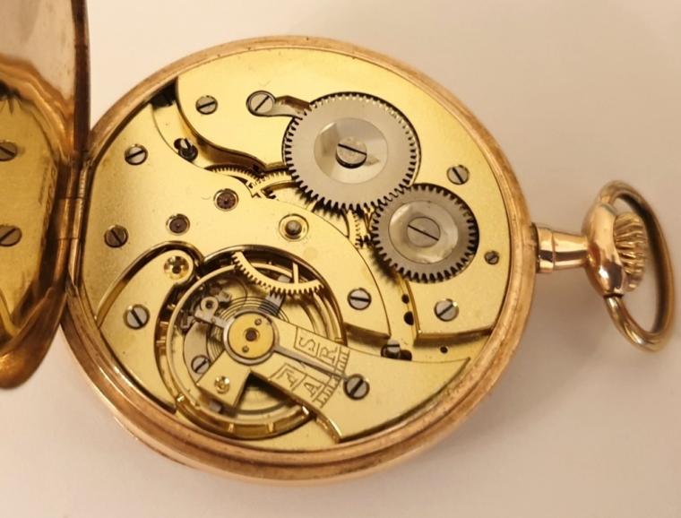 9K gold cased dress pocket watch circa 1920, unsigned. Top wind and time change with champagne coloured dial with engine turned centre, black Arabic hours and blued steel hands with subsidiary seconds dial at 6 o/c. Unsigned continental gold case numbered 150000 with inner metal dust cover and 15 jewel jewelled lever movement.