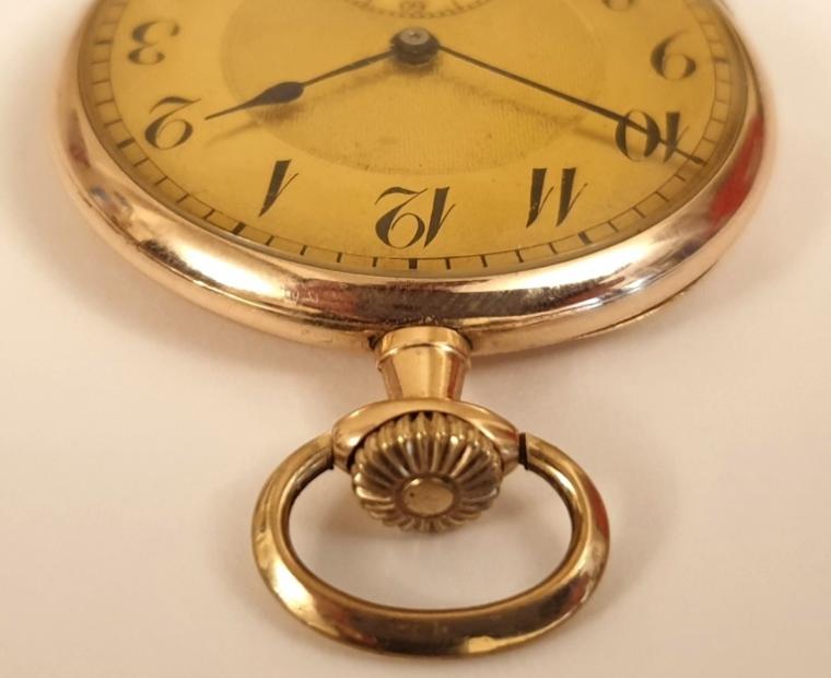 9K gold cased dress pocket watch circa 1920, unsigned. Top wind and time change with champagne coloured dial with engine turned centre, black Arabic hours and blued steel hands with subsidiary seconds dial at 6 o/c. Unsigned continental gold case numbered 150000 with inner metal dust cover and 15 jewel jewelled lever movement.